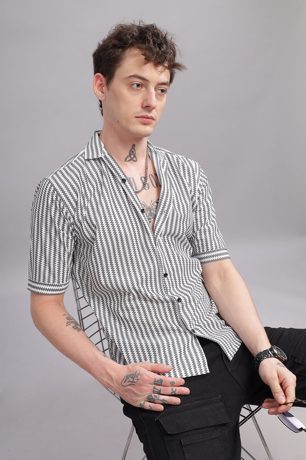 O'LYN Z WHITE CHEVRON ZIGZAG COTTON MEN'S SHIRT